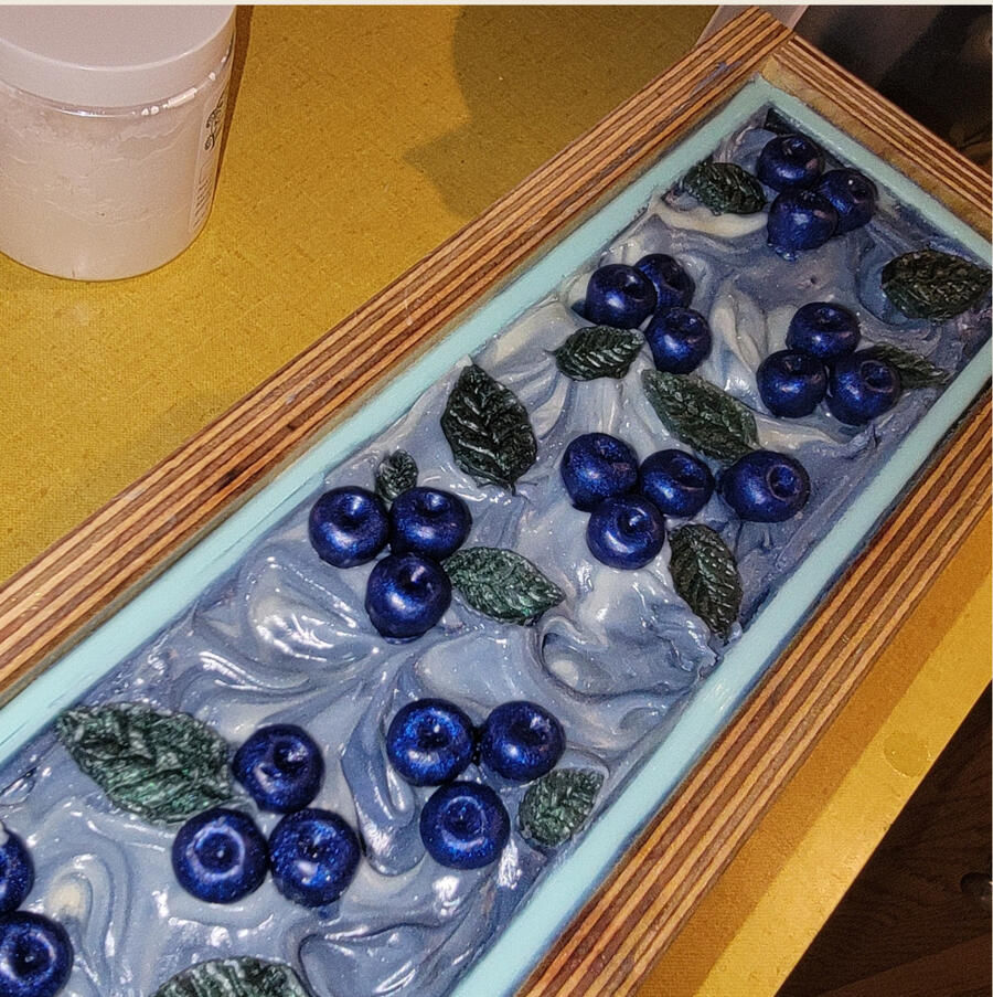 Cool-toned bar with peppermint and minty aroma swirls